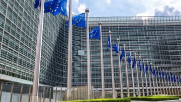 39799556136904_European-flags-in-front-of-headquarters-of-European-Commission-in-Brussels