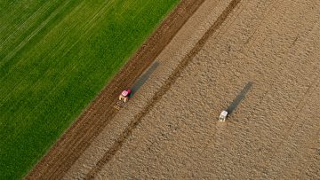 Traktory w polku – sianie i bronowanie