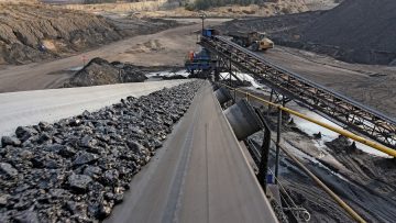 Conveyor belt for processing coal ore