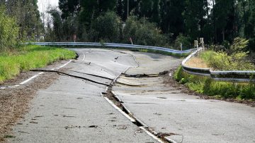 阿蘇地震で陥没した道路(日本の阿蘇地震)　熊