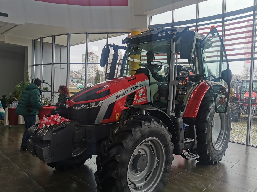 „Това е най-универсалният трактор в земеделието“, коментира търговският директор на фирма Варекс Филип Лазаров