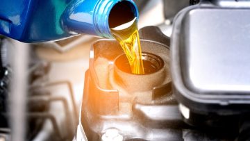 Refueling and pouring oil quality into the engine motor car Tran