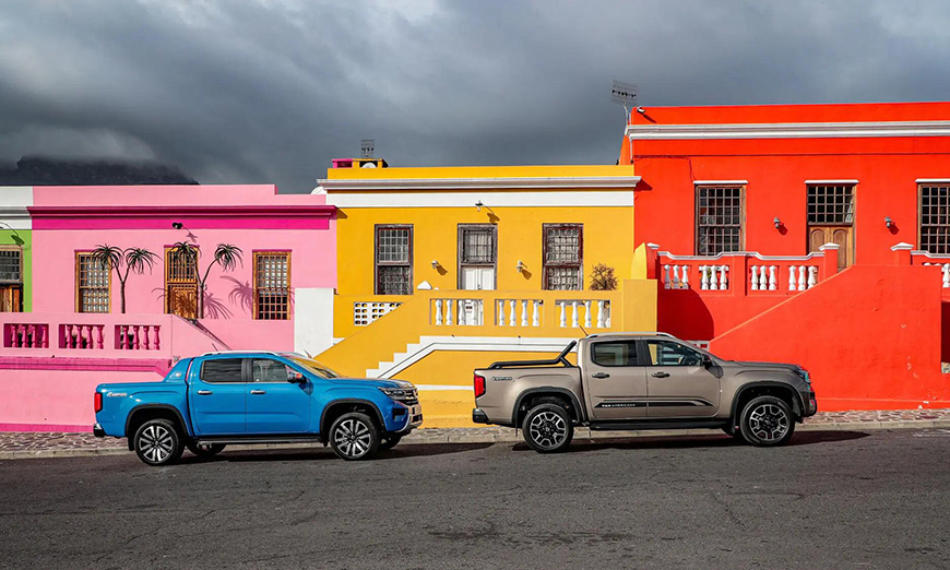 Amarok в изпълнения PanAmericana (вдясно) и Aventura (в синьо).
